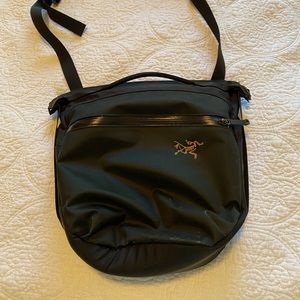 LIKE NEW- Arc'teryx ARRO 8 SHOULDER BAG